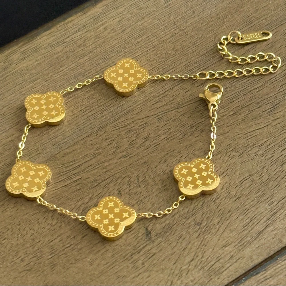 Four Leaf Clover Bracelet 18K Gold Plated Stainless Steel Bracelet - Picture 3 of 5